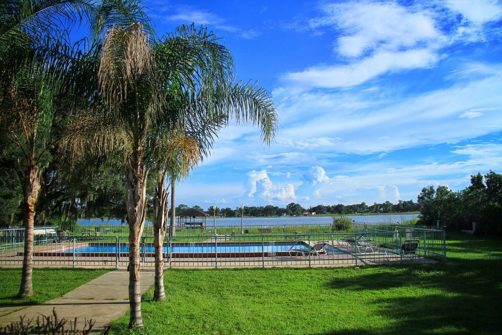 Palm Lakefront Resort And Hostel Celebration Exteriör bild